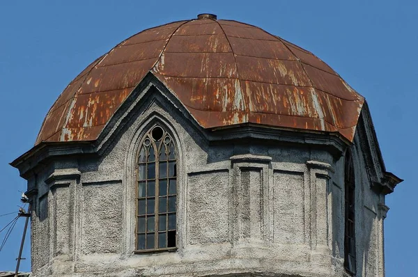 Частина Старої Сірої Вежі Вікном Іржавим Коричневим Дахом — стокове фото