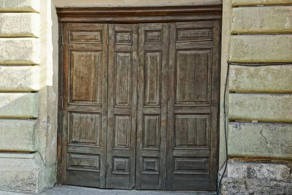 Grande Vieille Porte Bois Brun Sur Mur Béton Bâtiment — Photo