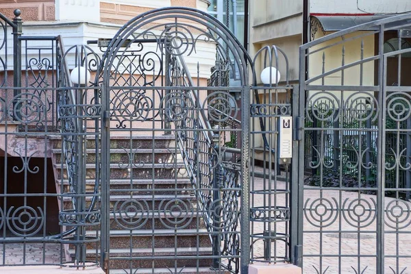 Kapı Çelik Çubuklar Örme Desen Siyah Çit Parçası — Stok fotoğraf
