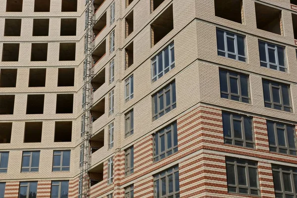 Una Textura Muchas Ventanas Pared Marrón Edificio Sin Terminar —  Fotos de Stock