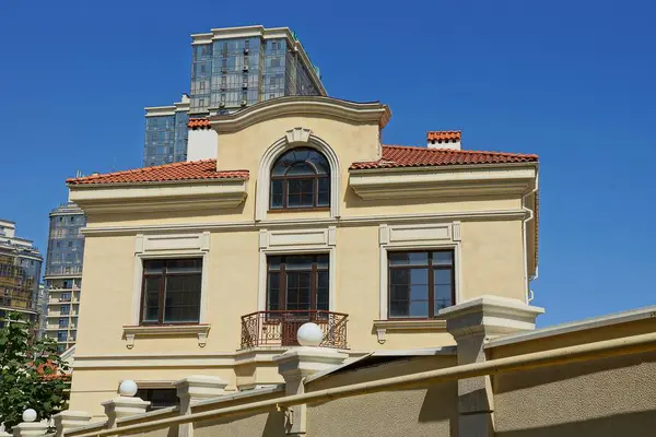 Parte Uma Casa Marrom Com Janelas Atrás Uma Cerca Contra — Fotografia de Stock