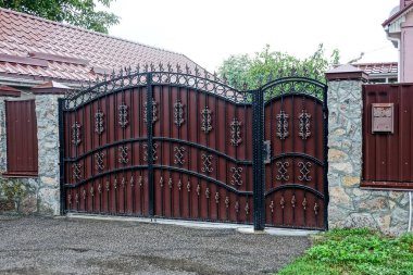 kahverengi metal geçit ve kapı bir siyah deri desen ve bir taş çit parçası