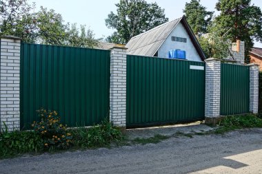 Metalik yeşil çit ve sokak kapısı parçası