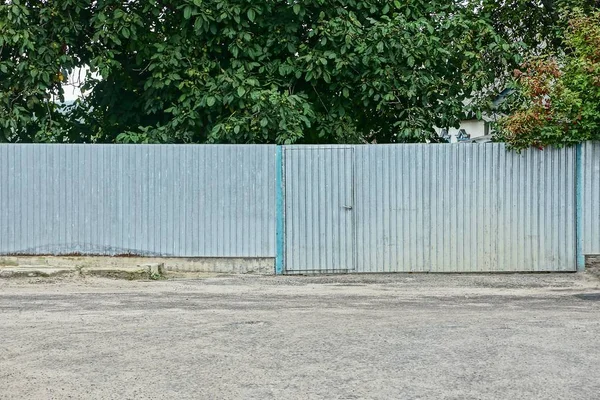 Серый Длинный Металлический Забор Закрытая Дверь Улице Возле Асфальтовой Дороги — стоковое фото