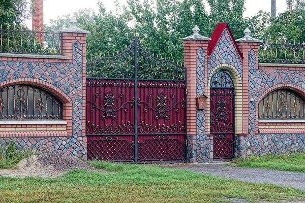 Puerta Roja Una Puerta Metal Con Patrón Forjado Una Valla — Foto de Stock