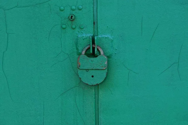 Gran Cerradura Verde Hierro Viejo Colgando Una Puerta Metal — Foto de Stock