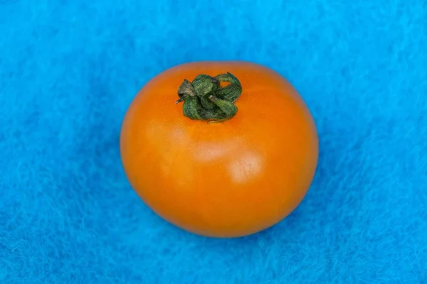 Czerwony Żółty Dojrzałych Pomidorów Niebieski Tkaniny Wełniane — Zdjęcie stockowe