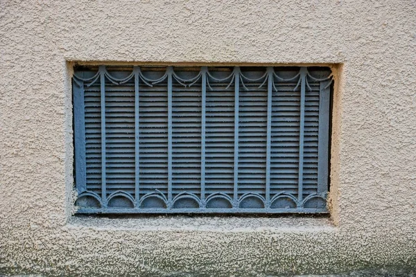 Vieille Fenêtre Avec Grill Fer Gris Sur Mur Béton Brun — Photo