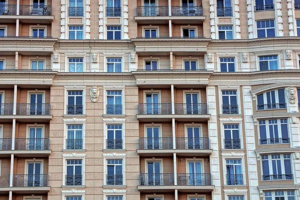 Texture Multitude Fenêtres Balcons Sur Mur Brun Bâtiment — Photo