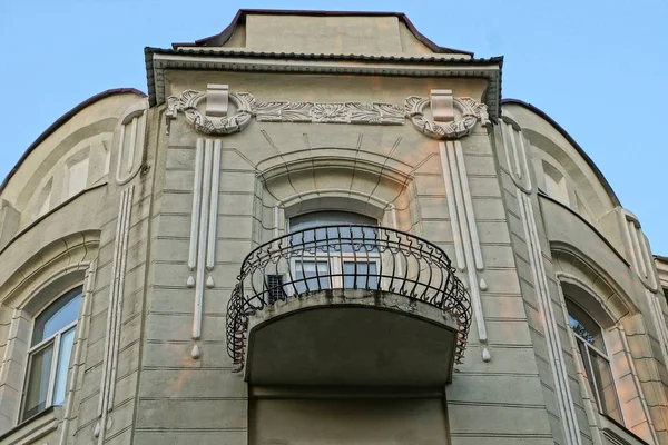 Oude Zwarte Ijzeren Balkon Bruine Muur Van Het Huis Met — Stockfoto