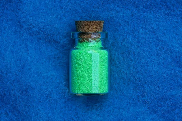 Een Kleine Decoratieve Fles Met Groene Zand Een Blauwe Wol — Stockfoto