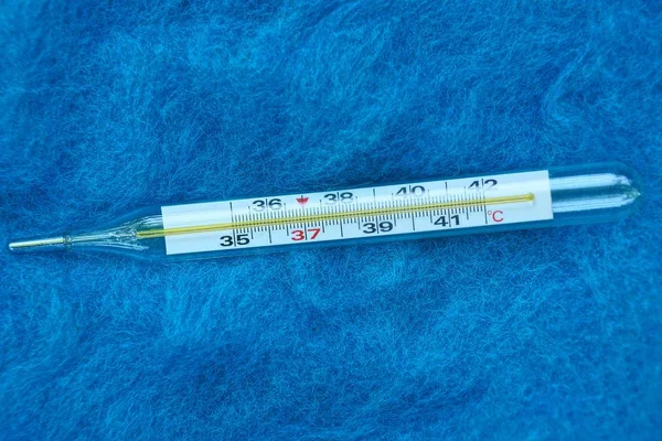 Thermomètre Médical Verre Sur Tissu Laine Bleue — Photo