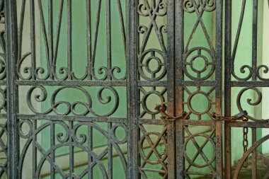 siyah ve paslı çelik barlar kapısı dövme desenli metal doku