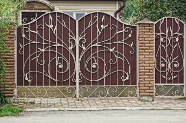 kahverengi demir kapıları ve sokakta bir dövme desenli bir kapı