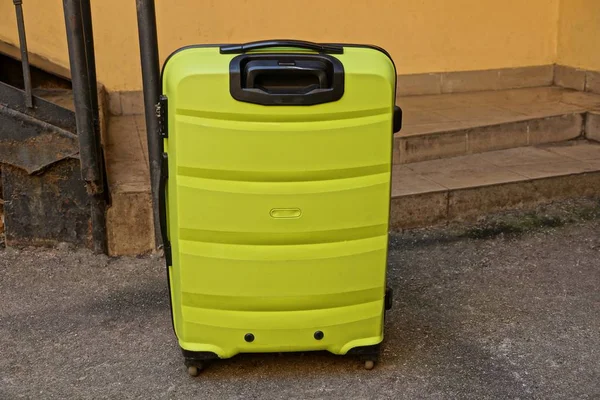 Grande Mala Plástico Amarelo Calçada Perto Parede Passos Rua — Fotografia de Stock