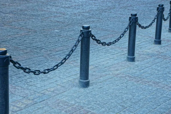 Zwarte Hek Met Ijzeren Kettingen Pijlers Stoep Stad Straat — Stockfoto