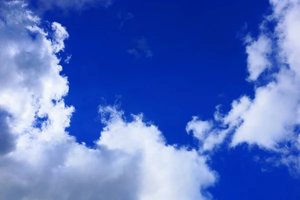 Grandes Nuvens Brancas Céu Azul Brilhante — Fotografia de Stock