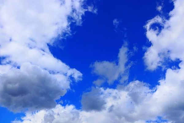 Große Weiße Wolken Einem Strahlend Blauen Himmel — Stockfoto