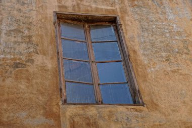 Binanın beton duvara eski kahverengi pencere