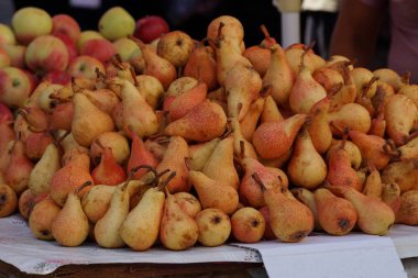 bir sürü bir tablo üstünde belgili tanımlık sayaç kümelerindeki olgun armut