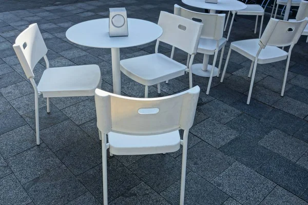 Weiße Kunststofftische Und Stühle Auf Dem Grauen Bürgersteig — Stockfoto