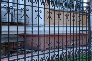 çelik çubuklar sokakta bir dövme desenli siyah bir metal çit bir parçası yaptı