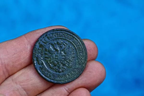 Велика Стара Мідна Монета Орлом Пальцях Руки — стокове фото