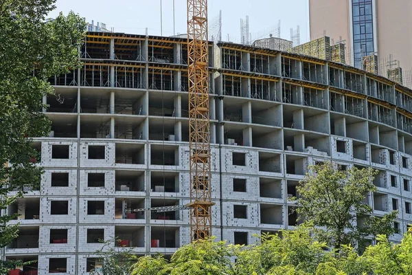 Parte Grande Edifício Cinza Inacabado Com Guindaste Torre Rua Com — Fotografia de Stock