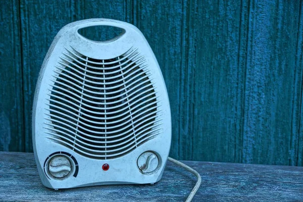 Ventilador Plástico Sujo Cinza Uma Mesa Madeira Perto Parede Verde — Fotografia de Stock