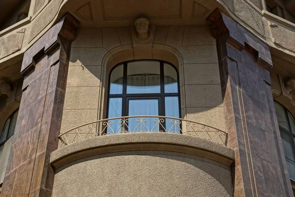 Открытый Балкон Окно Коричневую Бетонную Стену Здания — стоковое фото