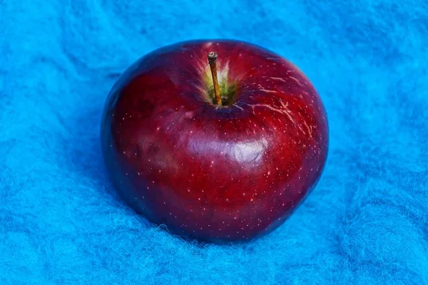 Grosse Pomme Rouge Sur Toile Laine Bleue — Photo