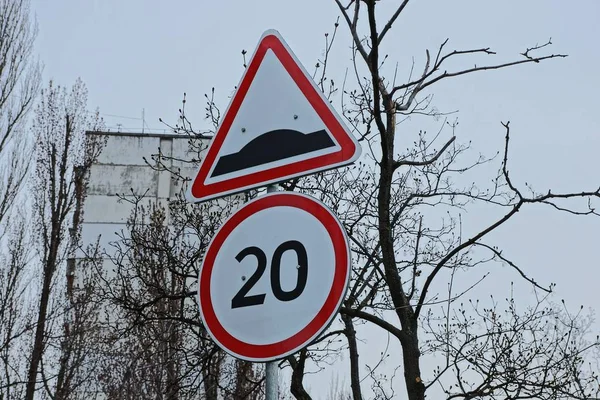 Dvě Znamení Omezení Rychlosti Ulici Silnice — Stock fotografie