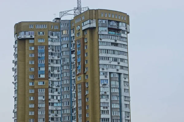 Parte Gran Edificio Varios Pisos Con Ventanas Balcones Contra Cielo — Foto de Stock