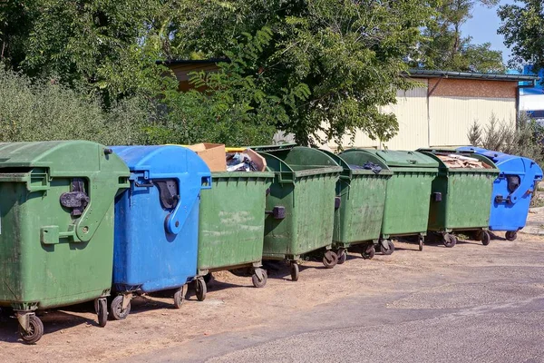 Karayolu Ile Sokakta Çöp Kutuları Bir Dizi — Stok fotoğraf