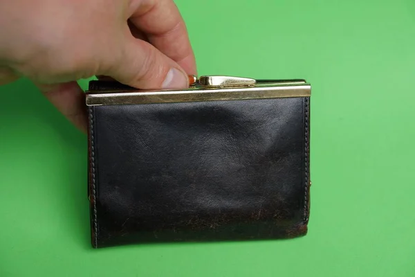 Dedos Una Cartera Cuero Marrón Sobre Fondo Verde — Foto de Stock