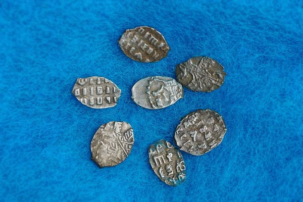 Старі Маленькі Срібні Монети Синій Шерсті — стокове фото
