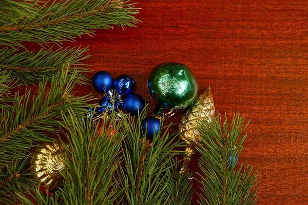 Vackra New Year Leksaker Bordet Och Grön Tall Grenar — Stockfoto