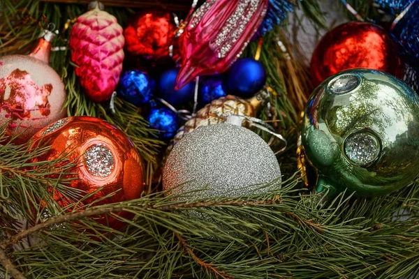 Πρωτοχρονιάτικα Παιχνίδια Και Μπάλες Φωτεινά Διακοσμητικά Και Πράσινα Βελονάκια — Φωτογραφία Αρχείου