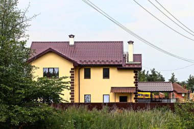  yeşil bitki örtüsü sokakta bir kapı ile çit arkasında penceresi olan ev