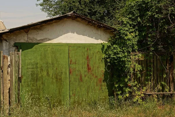 Garage Met Groene Ijzeren Roestig Poort Begroeid Met Vegetatie Gras — Stockfoto