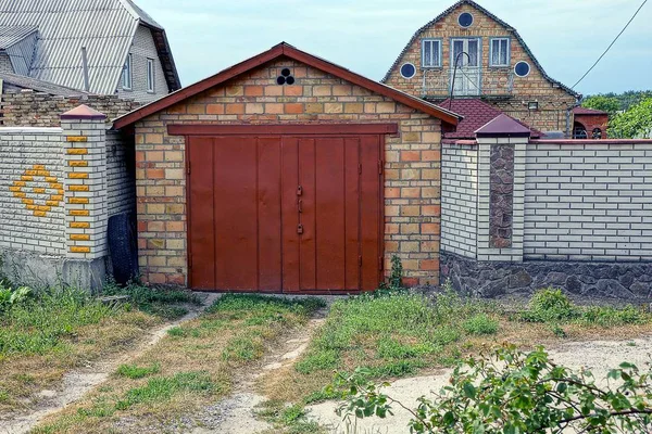 Tuğla Garaj Kırmızı Demir Kapıları Çitin Yeşil Çim Parçası — Stok fotoğraf