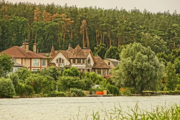 Privathäuser Ufer Eines Stausees Grüner Vegetation — Stockfoto