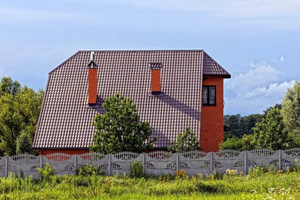 Haus Mit Einem Großen Dach Unter Einem Braunen Ziegel Hinter — Stockfoto