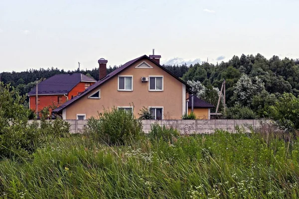 Partie Une Maison Privée Derrière Une Clôture Avec Une Porte — Photo