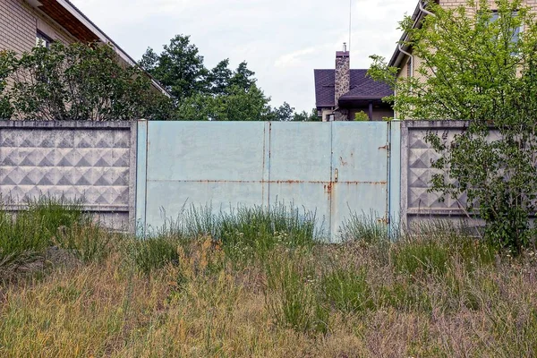 Blue Iron Gates Gray Concrete Fence Green Grass — Stock Photo, Image