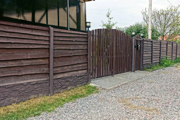 Brown Wooden Fence Closed Gate Street — Stock Photo, Image