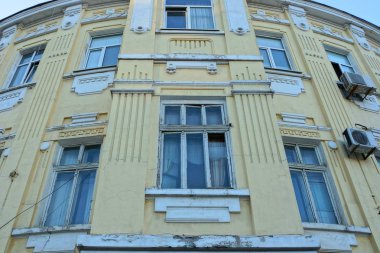 çok eski pencere binanın beton duvara