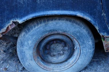 eski gri tekerlek ve bir araba paslı metal kanat