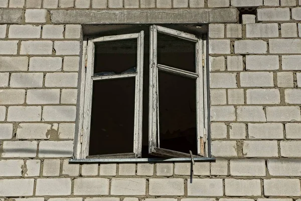 Velho Cinza Quebrado Janela Aberta Edifício Parede Tijolo — Fotografia de Stock