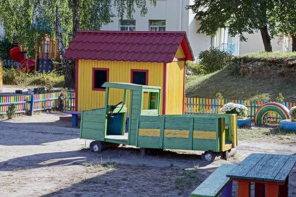 Parque Infantil Con Coche Madera Verde Una Pequeña Casa —  Fotos de Stock